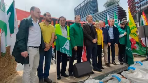 Representantes de Asaja y Copa-Cogeca en una concentraci&oacute;n en Estrasburgo por la crisis de fertilizantes (Foto Asaja)