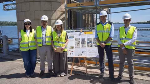 Pascual y Y&aacute;&ntilde;ez comprueban los avances en la reparaci&oacute;n de las compuertas y del aliviadero de la presa de Cazalegas, en Toledo (Foto Confederaci&oacute;n Hidrogr&aacute;fica del Tajo)