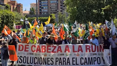 Pancarta de cabeza de la manifestaci&oacute;n en Valladolid (Foto Asaja Castilla y Le&oacute;n)