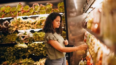 Expositor hortofrut&iacute;cola en un supermercado (Foto Pexel - Helena Lopes)