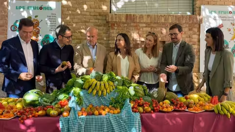 Rubira en el reparto de fruta entre escolares (Foto CARM)