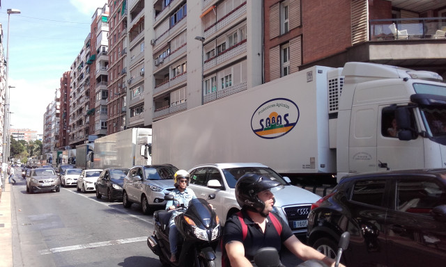 Camiones frigoríficos de regreso por avd Constitución tras concluir la jornada reivindicativa