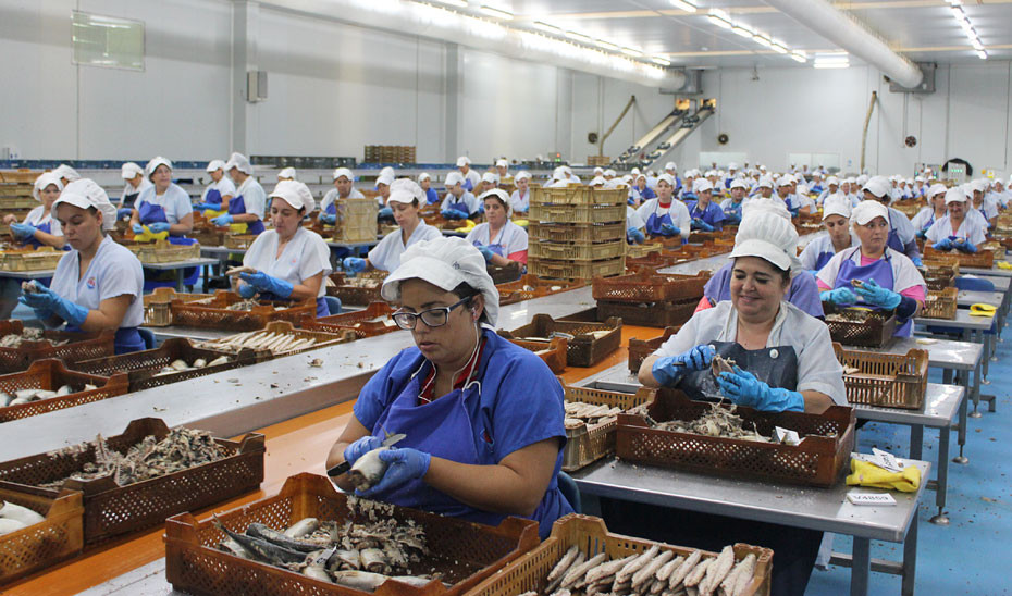Trabajadoras industria agroalimentaria pescado (Foto Junta de Andalucu00eda)