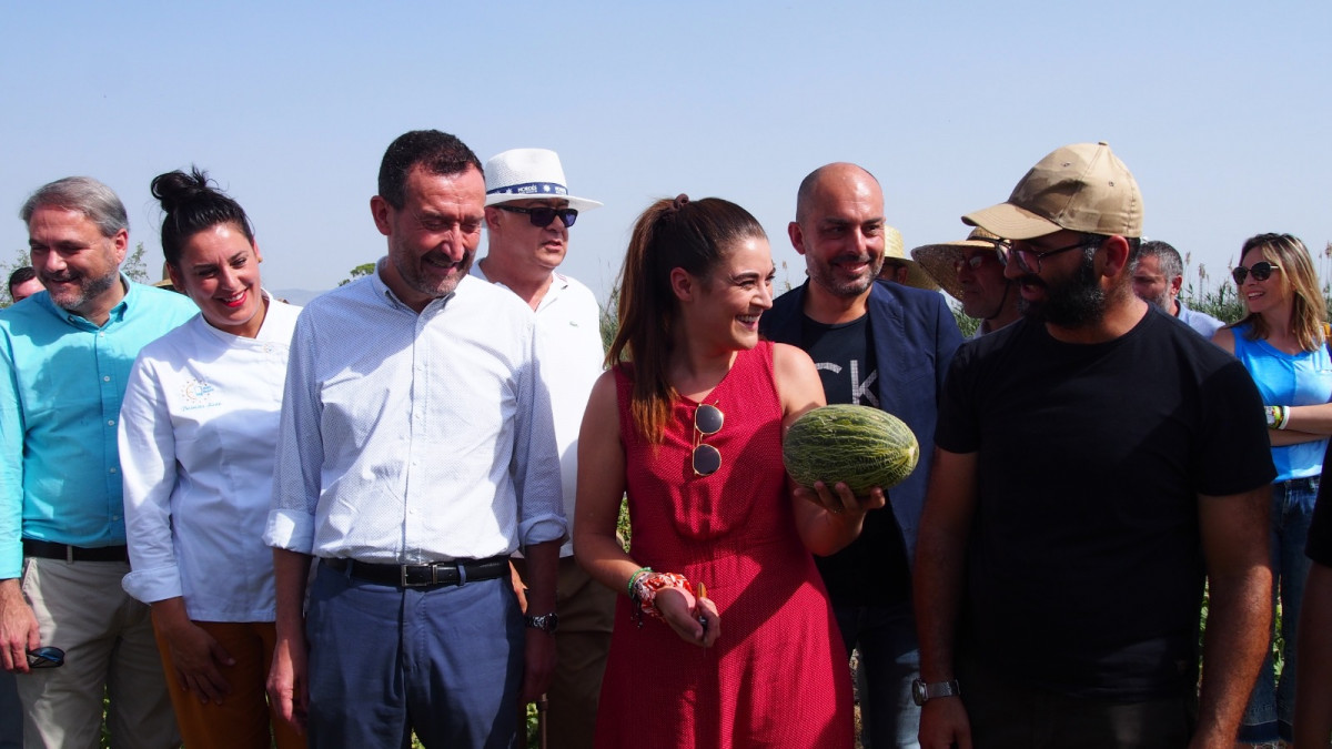 La consellera Mireia Molla asiste al primer Corte del Melon de Carrizales (Foto Generalitat Valenciana)
