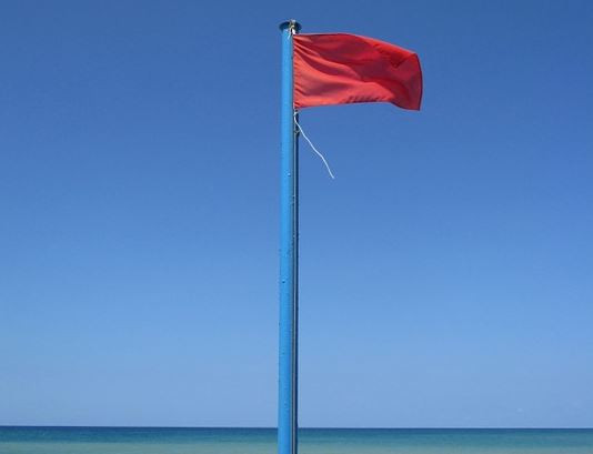 Bandera roja playa archivo (Foto Pixabay)