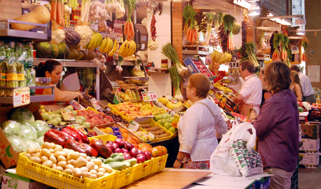 Puesto de fruta y hortalizas en un mercado de abastos plaza (Foto Junta de Andalucía)