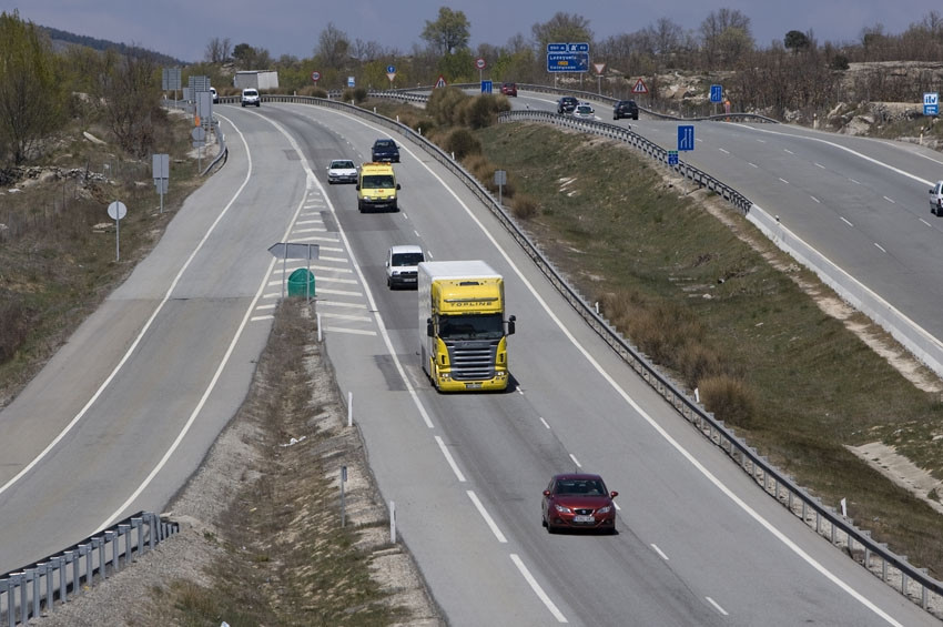 Camiones Circulando Carretera (Foto CETM)