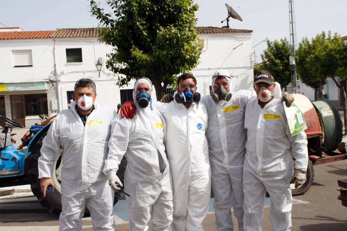 Agricultores desinfectando calles coronavirus 3 (Foto Ayto Valdelacalzada Badajoz)
