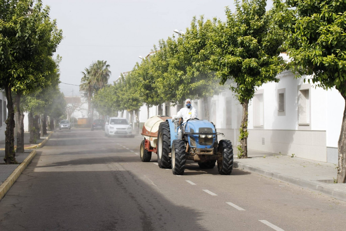 Agricultores desinfectando calles coronavirus (Foto Ayto Valdelacalzada Badajoz