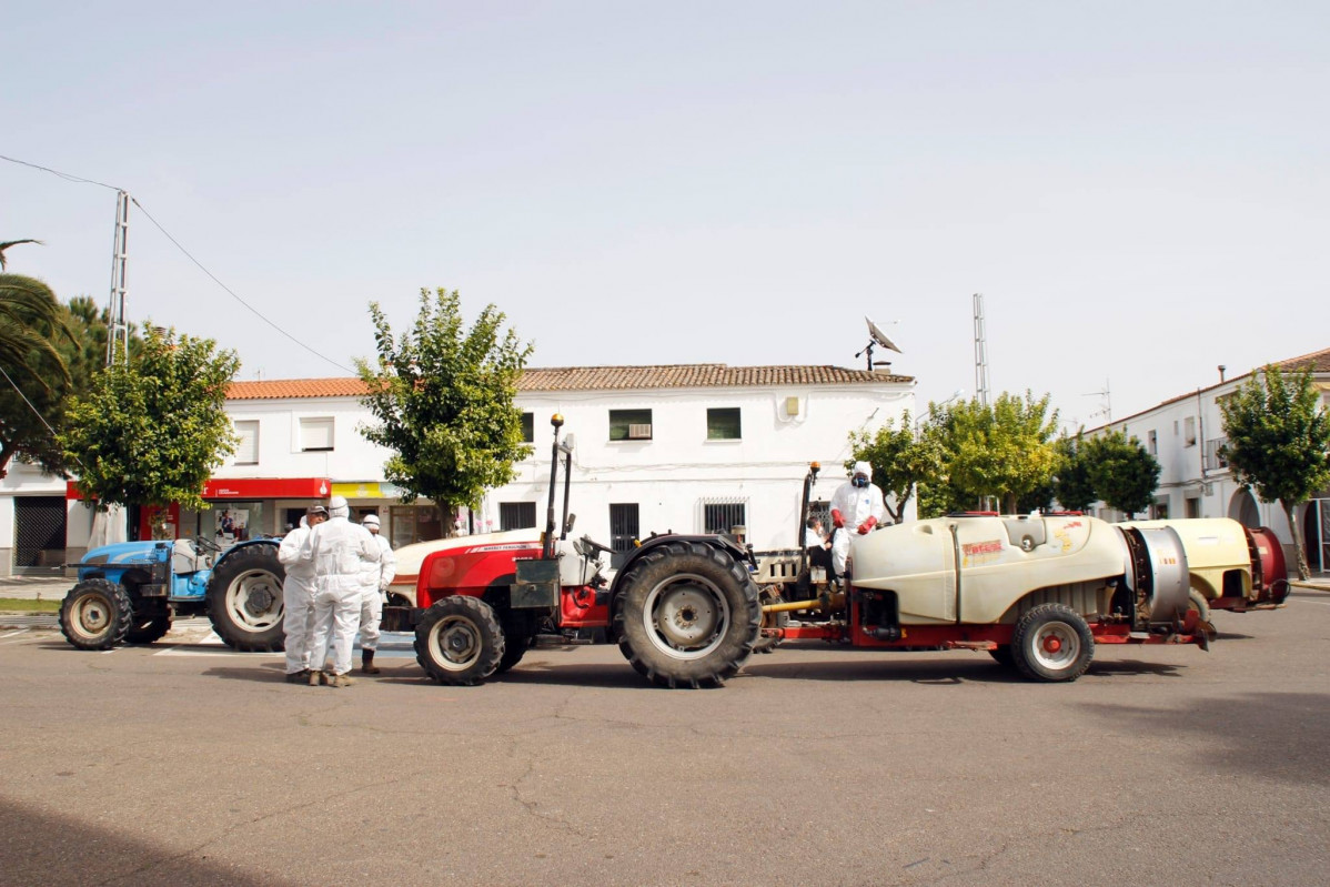 Agricultores desinfectando calles coronavirus 2 (Foto Ayto Valdelacalzada Badajoz)