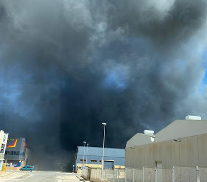 Incendio centro logístico Upper (Foto Ayto Cartagena)