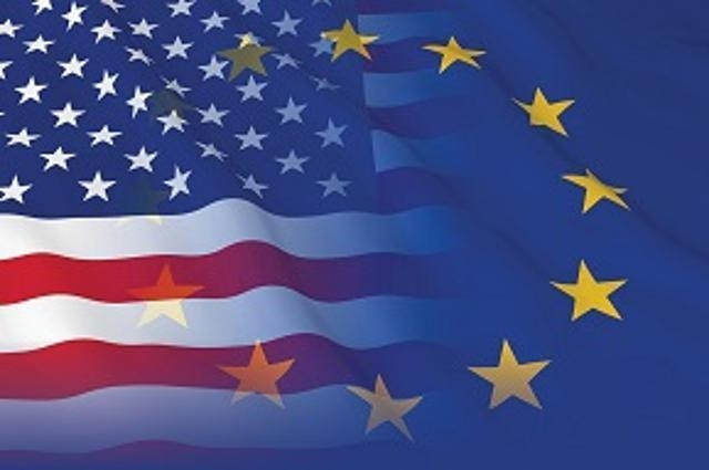 Banderas EEUU y UE (Foto Comisión Europea)