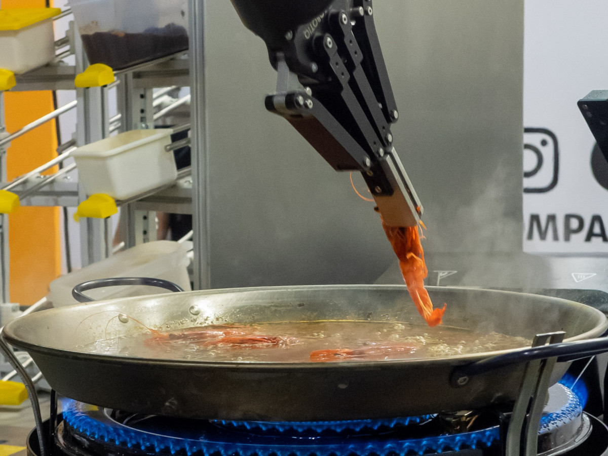 Robot que hace paella (Foto H&T Salu00f3n Inn Tecng)