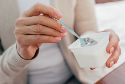Yogurt natural cuchara consumo (Foto Aefy)