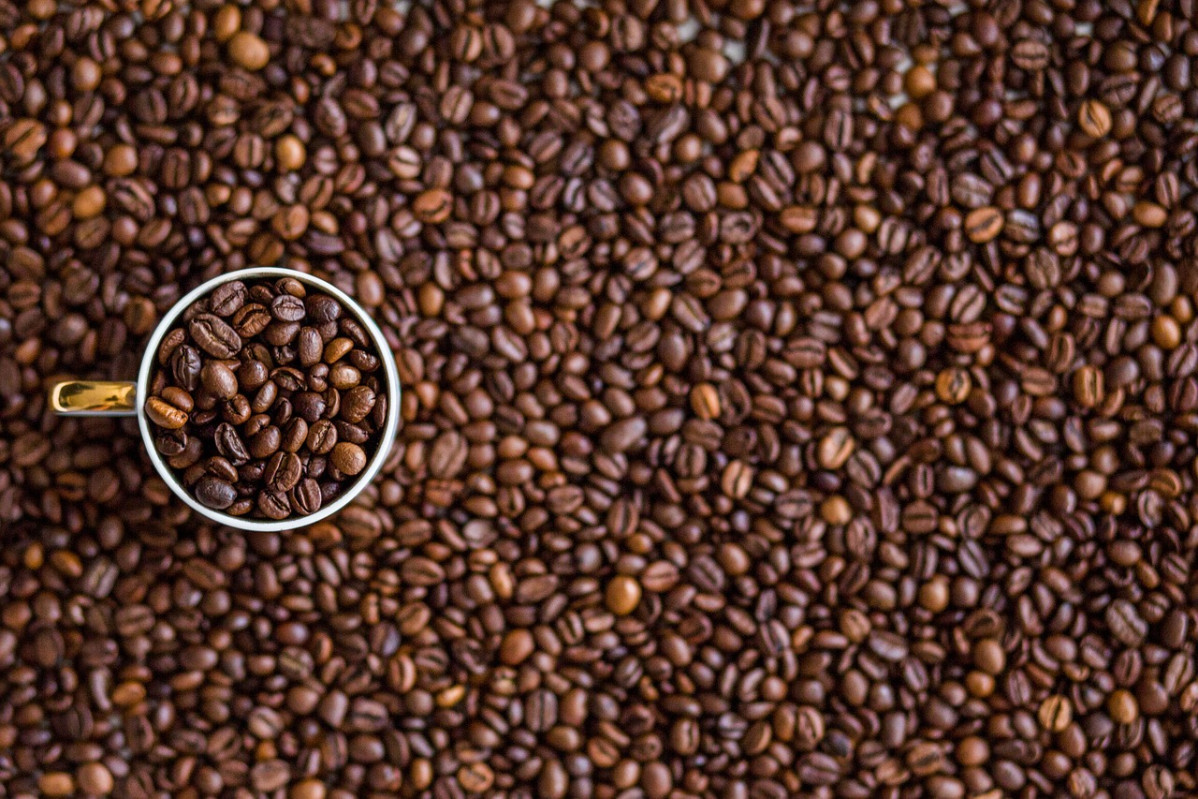 Granos de café y taza (Foto Pxby)
