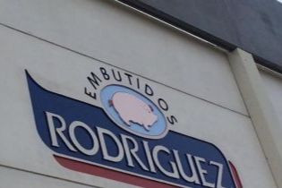 Logo fachada (Foto Embutidos Rodríguez)