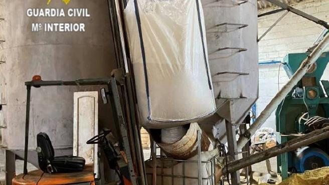 Fabrica clandestina de aceites de semilla en utrera (Foto Guardia Civil)