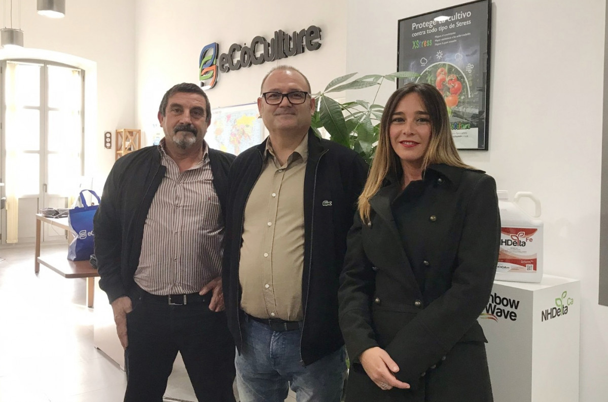 220223 Nu00e9stor Coltell, a la izquierda, con el gerente de Ecoculture, u00c1ngel Ruiz, y la delegada en el sureste, Pepa Requena