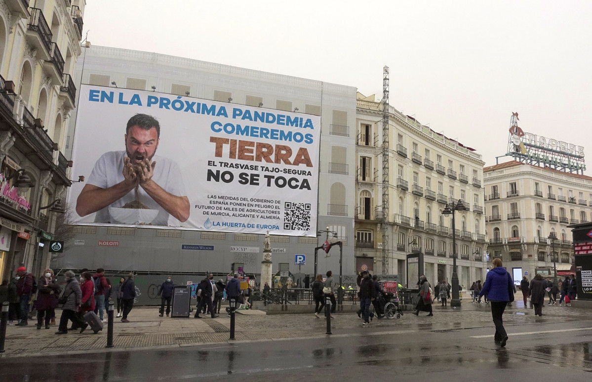 Una lona de 300 m2 alerta en Madrid de que el recorte del Gobierno centr...