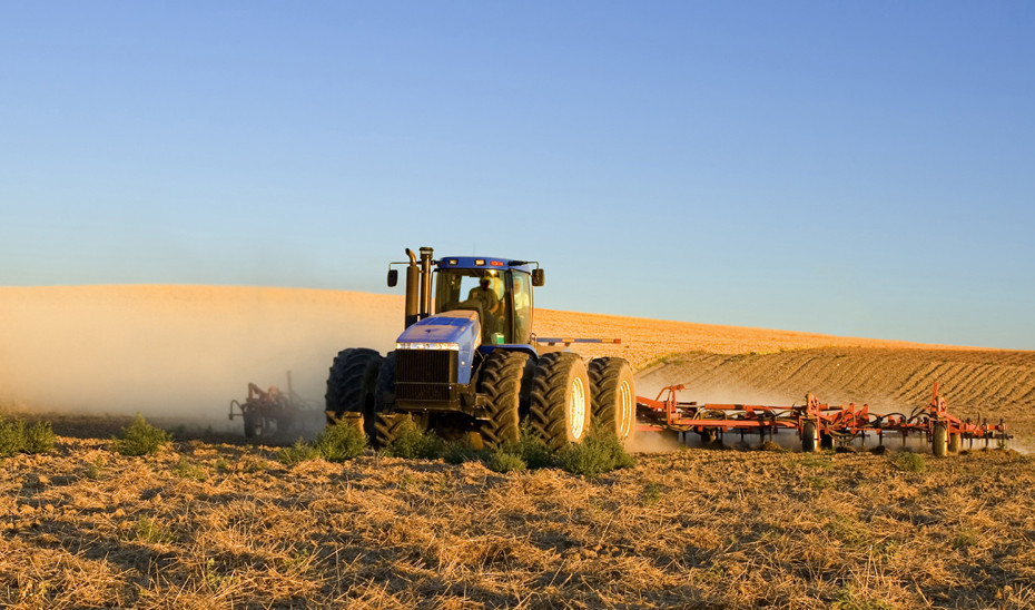 Tractor labrando campo ayudas PAC (Foto Junta de Andalucu00eda)
