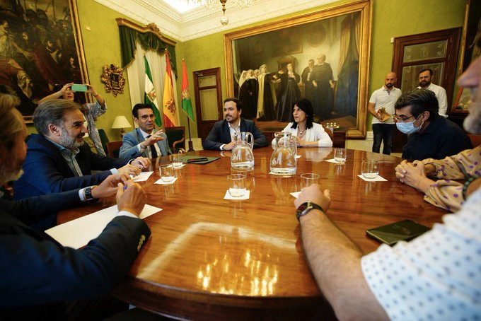 Garzón reunión Ayto Granada (Foto Ministerio Consumo)