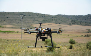 Dron volando campo cultivo (Foto Gobierno La Rioja)