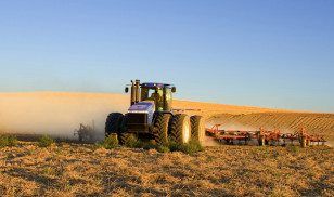 Tractor labrando terreno barbecho (Foto Junta de Andalucía)