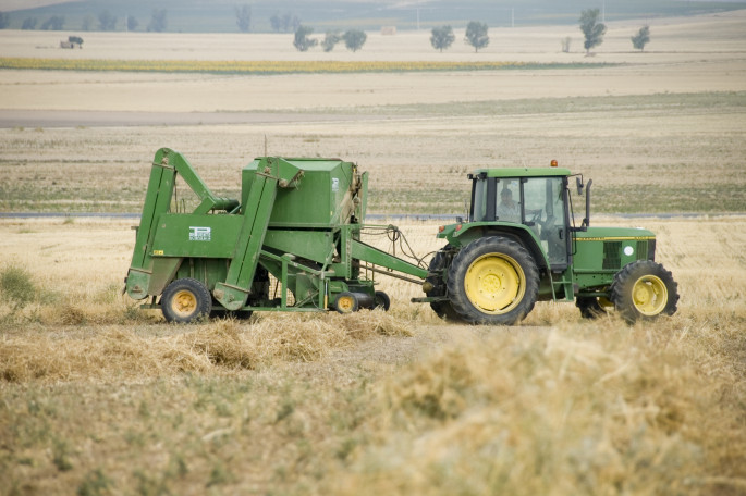 Tractor labrando cereal (Foto MAPA)
