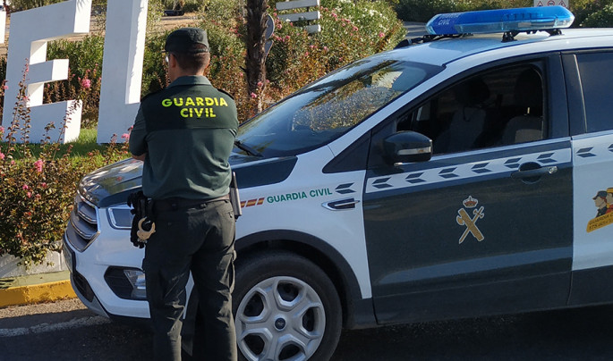 Agente y vehículo de la Guardia Civil (Foto Junta de Andalucía)