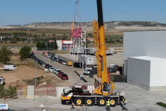 Grúa colocando cartel nueva fábrica Cascajares (Foto Cascajares video RRSSFB)