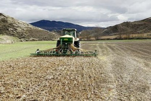 Arado tractor para cultivo leguminosas (Foto UPA)