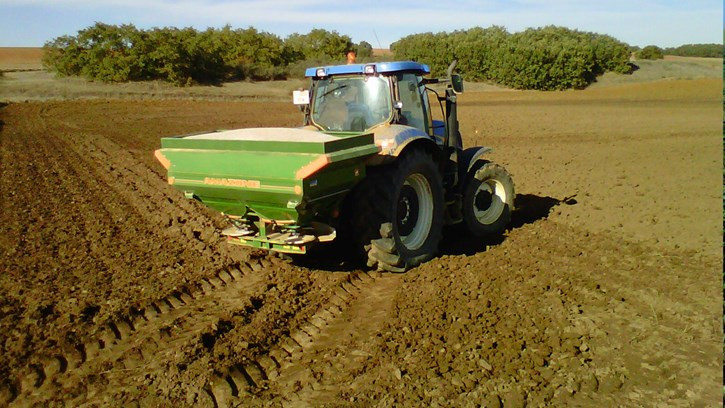 Tractor labrando campo (Foto Unión de Uniones)