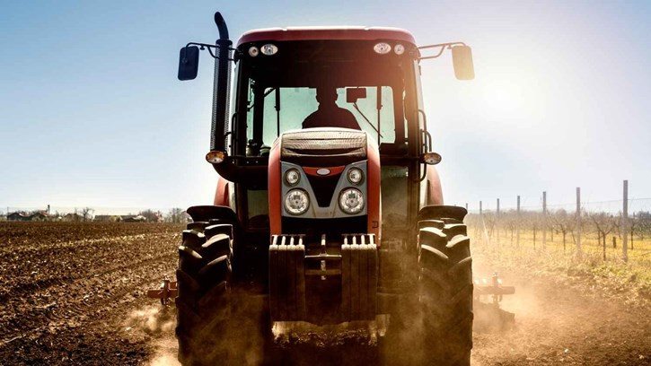Tractor labrando campo (Foto Uniu00f3n de Uniones UdUweb)