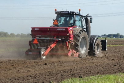 Tractor labrando 2 (Foto Unión de Uniones web)