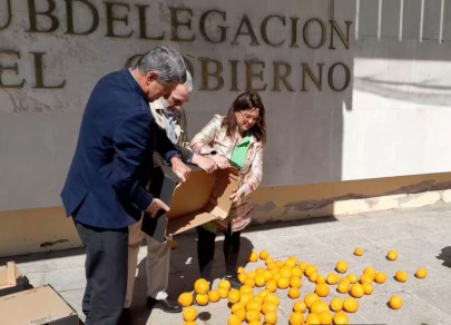Protesta naranjas suelo (Foto Asaja Córdoba)