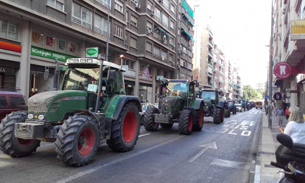 Fila de tractores avd Constitución