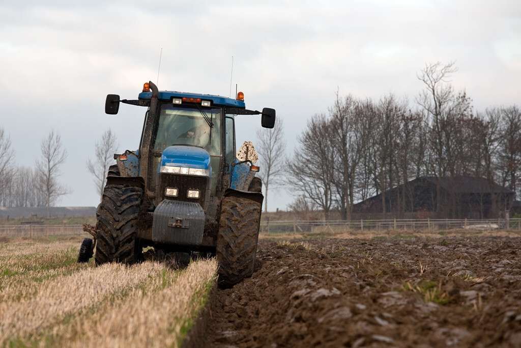 Tractor arando 2 (Foto Mapama)