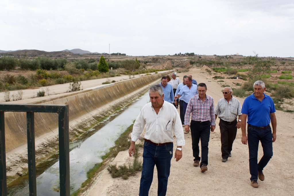 Regantes del Almanzora junto al acueducto del Tajo Segura vacío (Foto Mesa del Agua de Almería)