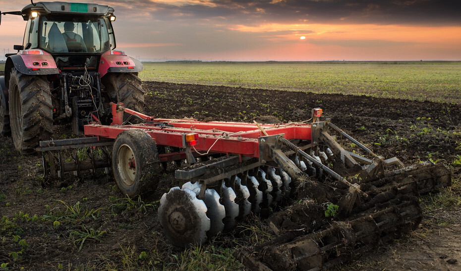 Tractor labrando (Foto Junta de Andalucía)