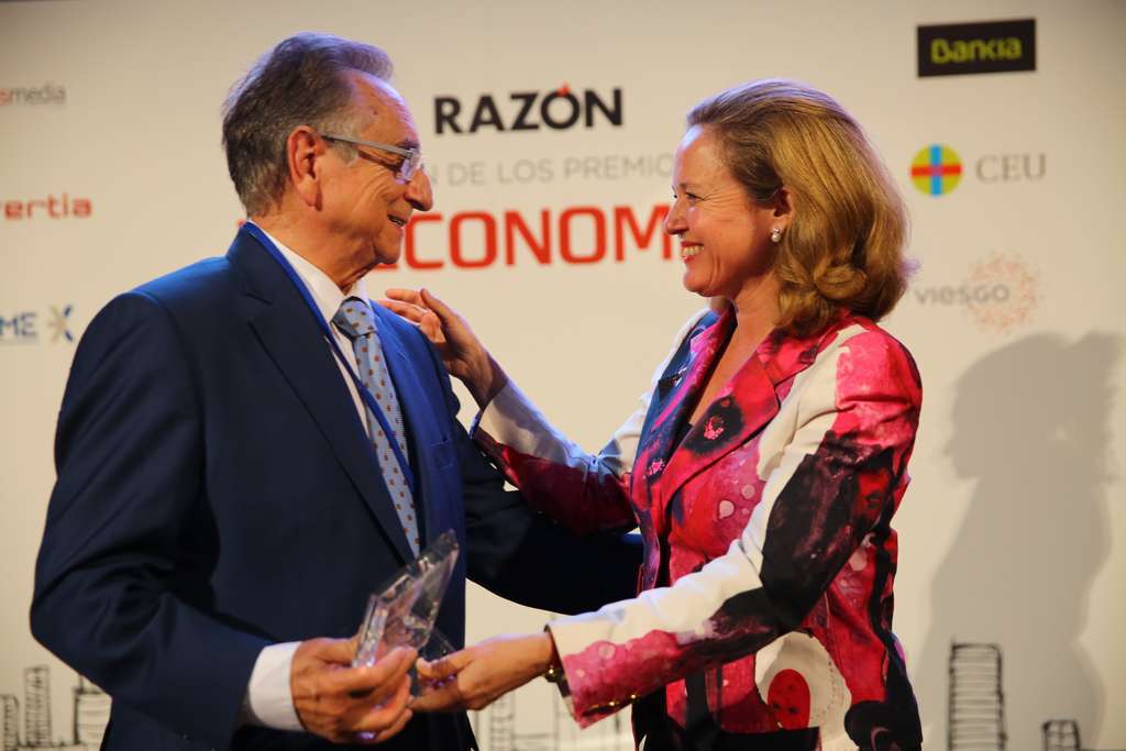 20190523 FOTO La ministra entrega el galardón a Tomás Fuertes 1