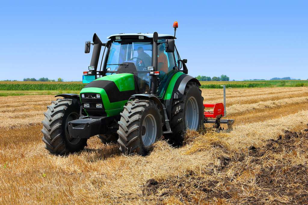 Tractor labrando (Foto Generalitat Valenciana)
