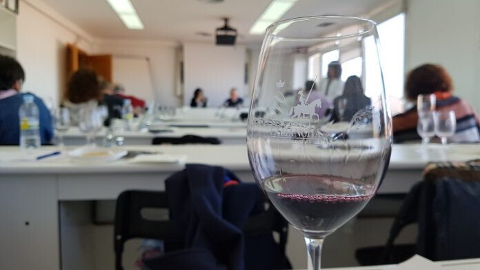 Un tinto DO La Mancha Añada 2018 catado por el panel (Foto DO La Mancha)