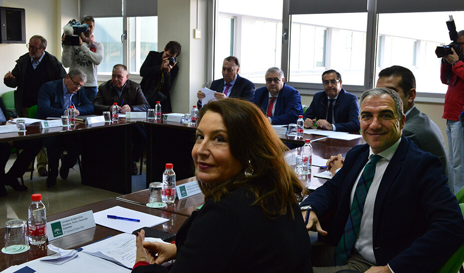 Crespo y Bendodo reuniu00f3n Almeru00eda empresarios hortofrutu00edcolas (Foto Junta de Andalucu00eda)