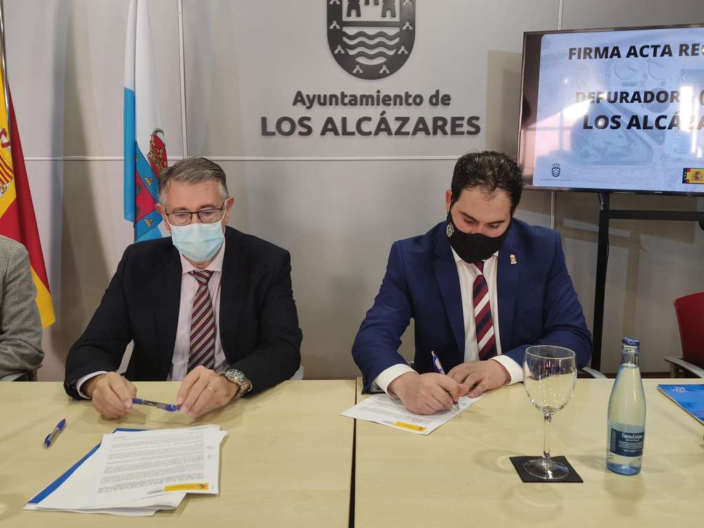 Urrea Cervera firma EDAR (Foto Ayto Los Alcu00e1zares)