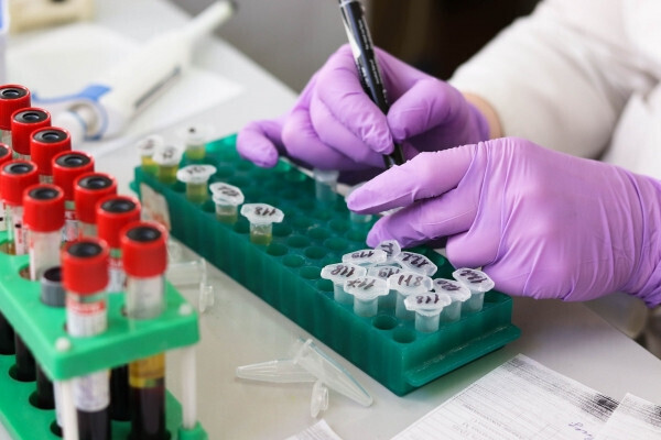 Investigador en un laboratorio (Foto Universidad de Córdoba)