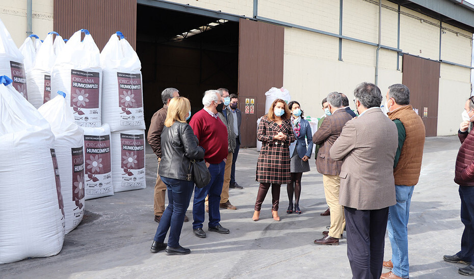 Crespo visita Agru00edcola Carmonense (Foto Junta de Andalucu00eda)