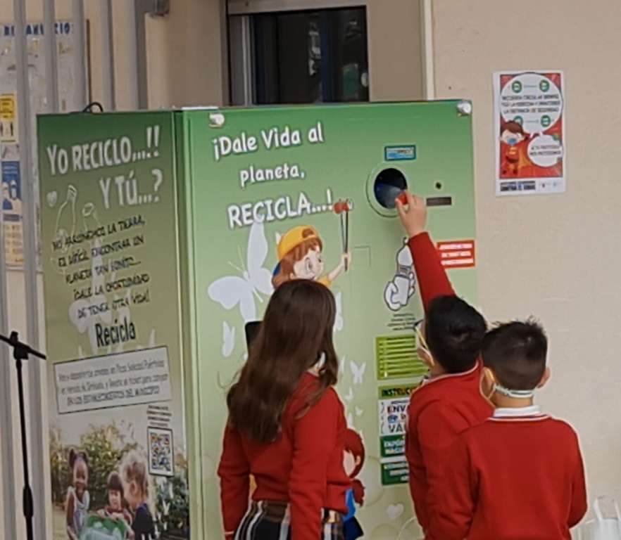Mu00e1quina de reciclaje en el centro de enseu00f1anza El Pasico en Torre Pacheco
