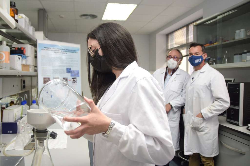 Sonia Olmos realizando una filtraciu00f3n en el laboratorio (Foto UPCT)