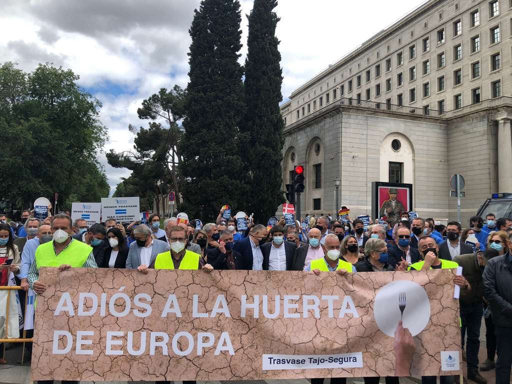 Manifestaciu00f3n Madrid trasvase pancarta mayo 2021 (Foto UPA Murcia)