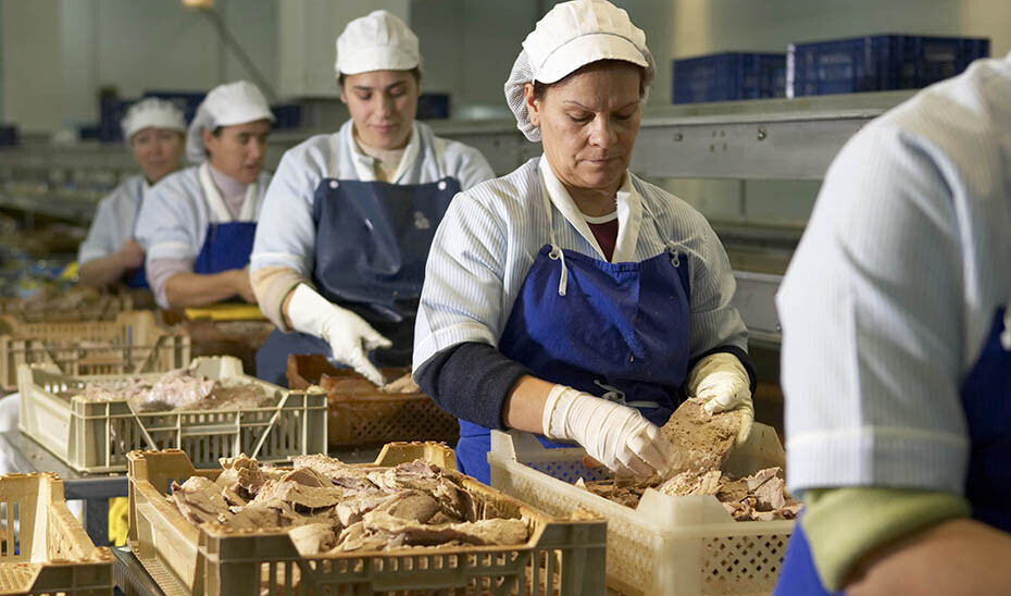 Industria transformaciu00f3n productos pesqueros mujer pesca (Foto Junta de Andalucu00eda)